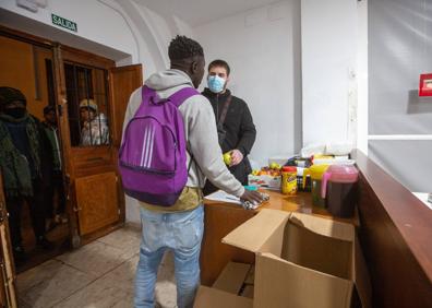 Imagen secundaria 1 - La concejala de Derechos Sociales conversa en el refugio con los usuarios. 