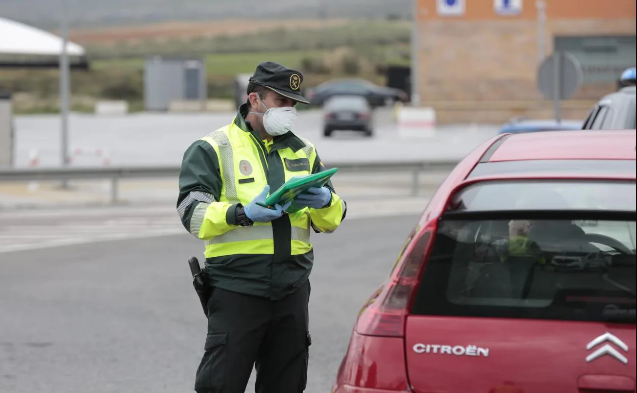 ¿Qué Documentos Es Obligatorio Llevar En El Coche Para Evitar Multas De ...