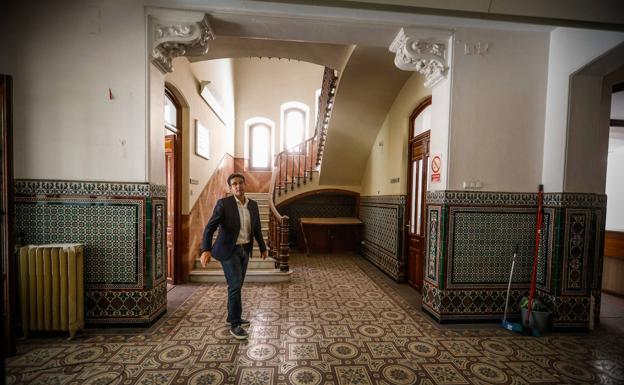 El alcalde, Paco Cuenca, en el hospital de La Salud, ofrecido como sede.