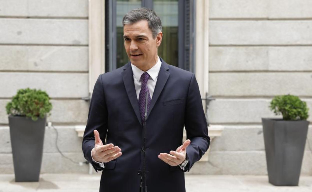 Pedro Sánchez tras asistir al acto institucional del Día de la Constitución en el Congreso.