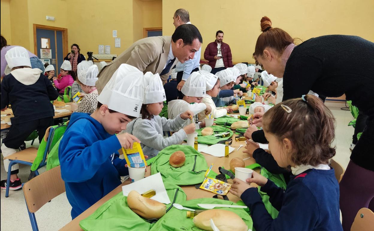 Francisco José Solano participa en el desayuno saludable del Colegio María Zambrano de la capital. 