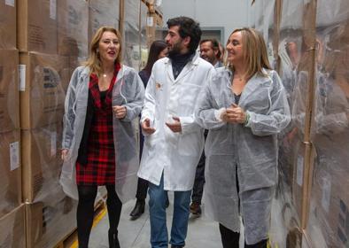 Imagen secundaria 1 - Las consejeras España y Carazo acompañadas por el gerente e Envases Ureña durante su visita de este miércoles. 
