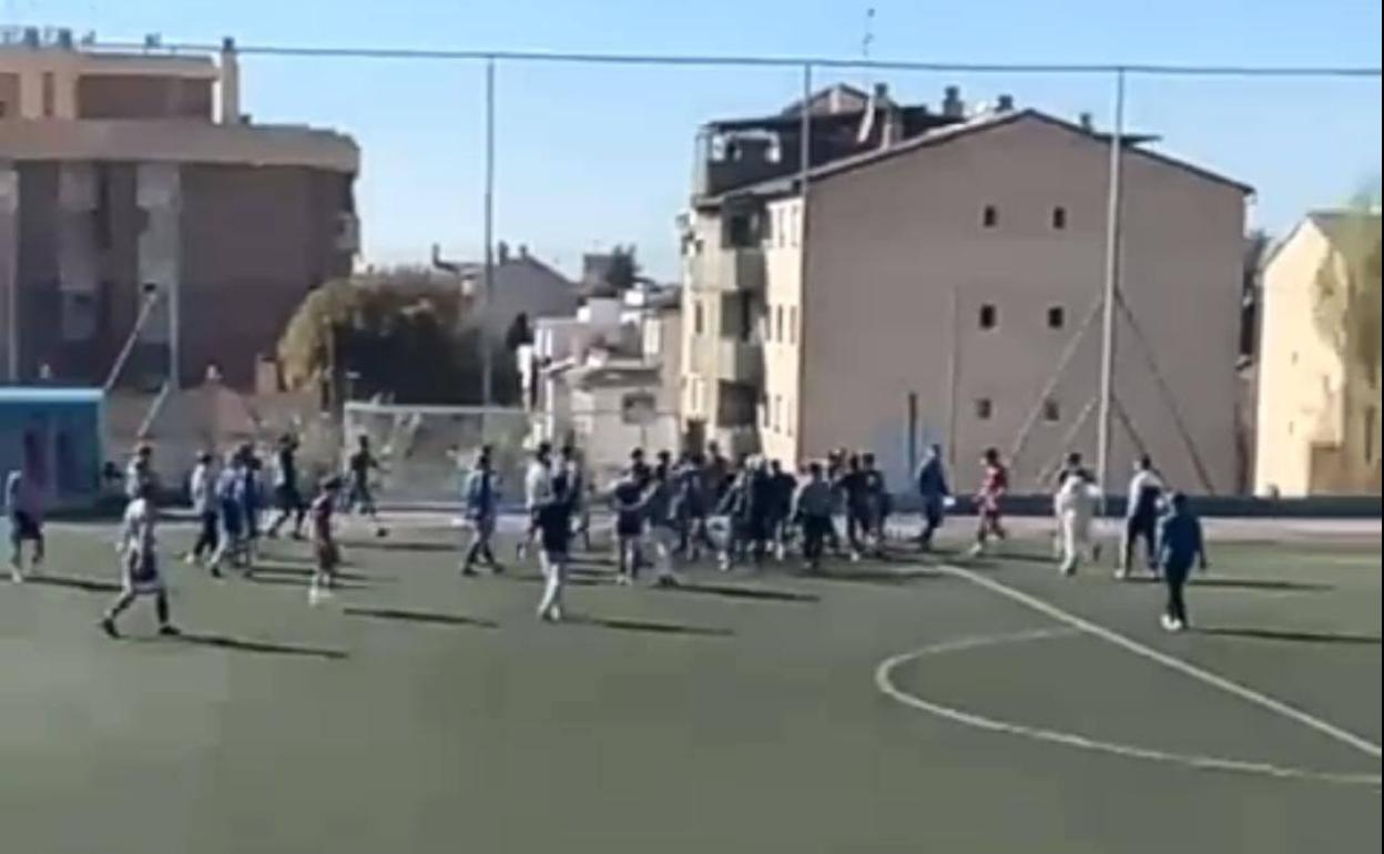 Instante de la pelea en la Ciudad Deportiva de Maracena. 