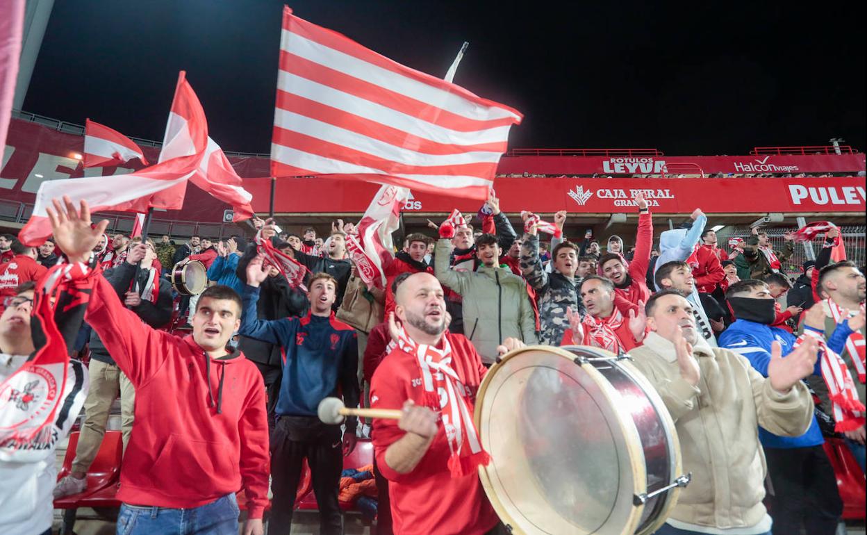 Aficionados del Granada en la grada de animación durante el partido contra el Alavés. 