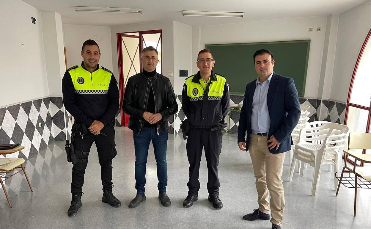 José Luis Agea y José Luis Vílchez junto a la Policía Local de Quesada. 