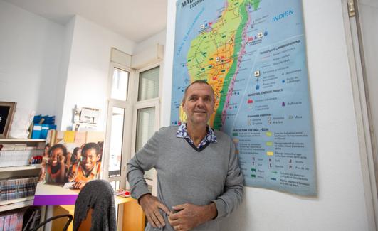 José Luis Guirao, ante un mapa de Madagascar, donde reside.