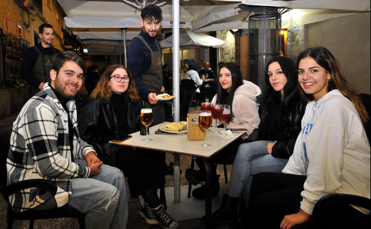 Un grupo de amigos disfruta del tapeo de la Taberna Solera y su tapa de la ruta, el 'Bao Magic'. 