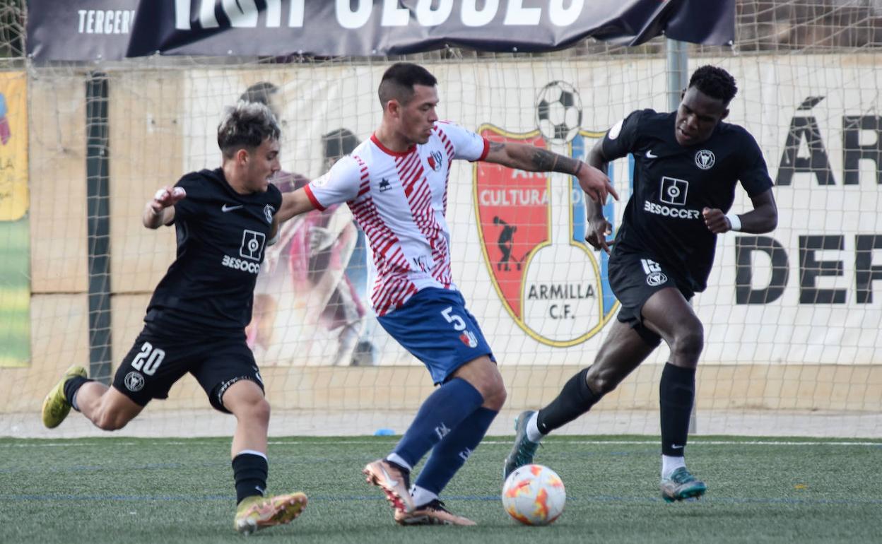 Velázquez trata de sacar el balón jugado ante la presión de Gallego y Destiny.