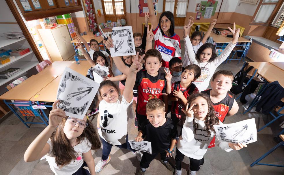 Juani, con la camiseta del Granada CF, posa con sus alumnos de 3ºA del colegio Profesor Enrique Tierno Galván de Granada. .