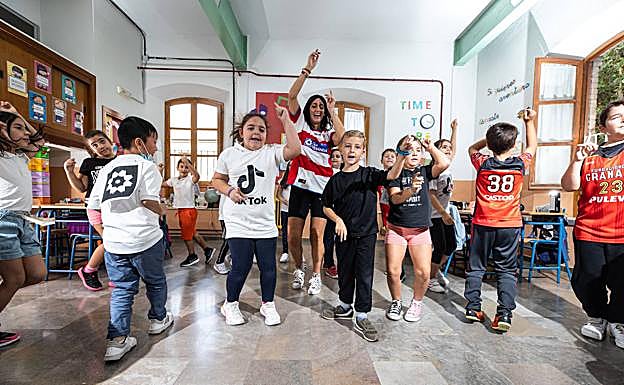 Imagen principal - Bailando 'Hacerte volar', de Lori Meyers.