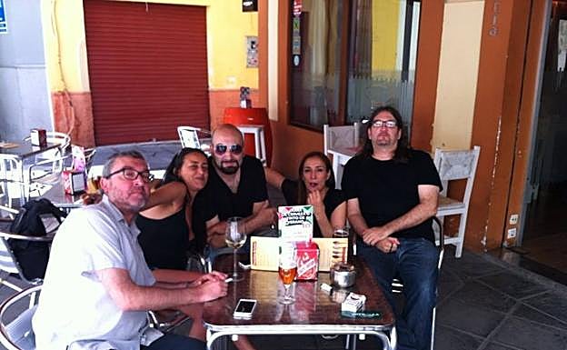 Imagen principal - Fotos recogidas del muro de Facebook de Jokin, en las que aparece con sus numerosos amigos, como Paco Chica, Mauri La Estrella, Mamen Gallardo, Sara Múñoz, Josemi Lanuit, Paco Burgos, Olivia María González o Chus Linares.