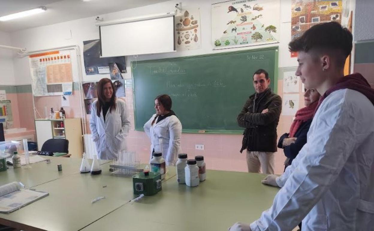 Visita del delegado Francisco José Solano a un centro en la localidad. 