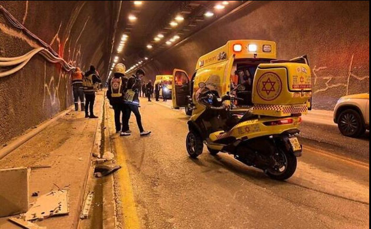 Los servicios de emergencia trabajan en el lugar del accidente, en el túnel de la Ruta 60 en Jerusalén.