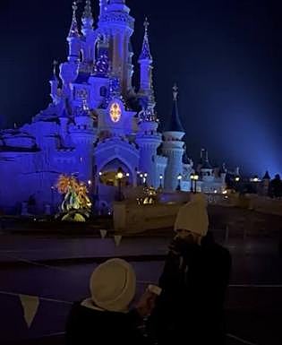 Momento en el que Sergio se arrodilló ante María con el anillo.