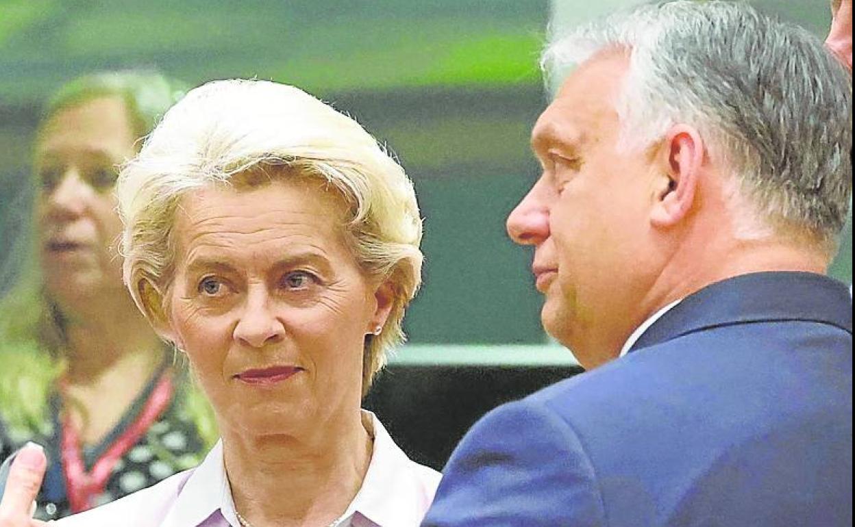 La presidenta de la Comisión Europea, Ursula Von der Leyen, y el presidente húngaro, Viktor Orban. 
