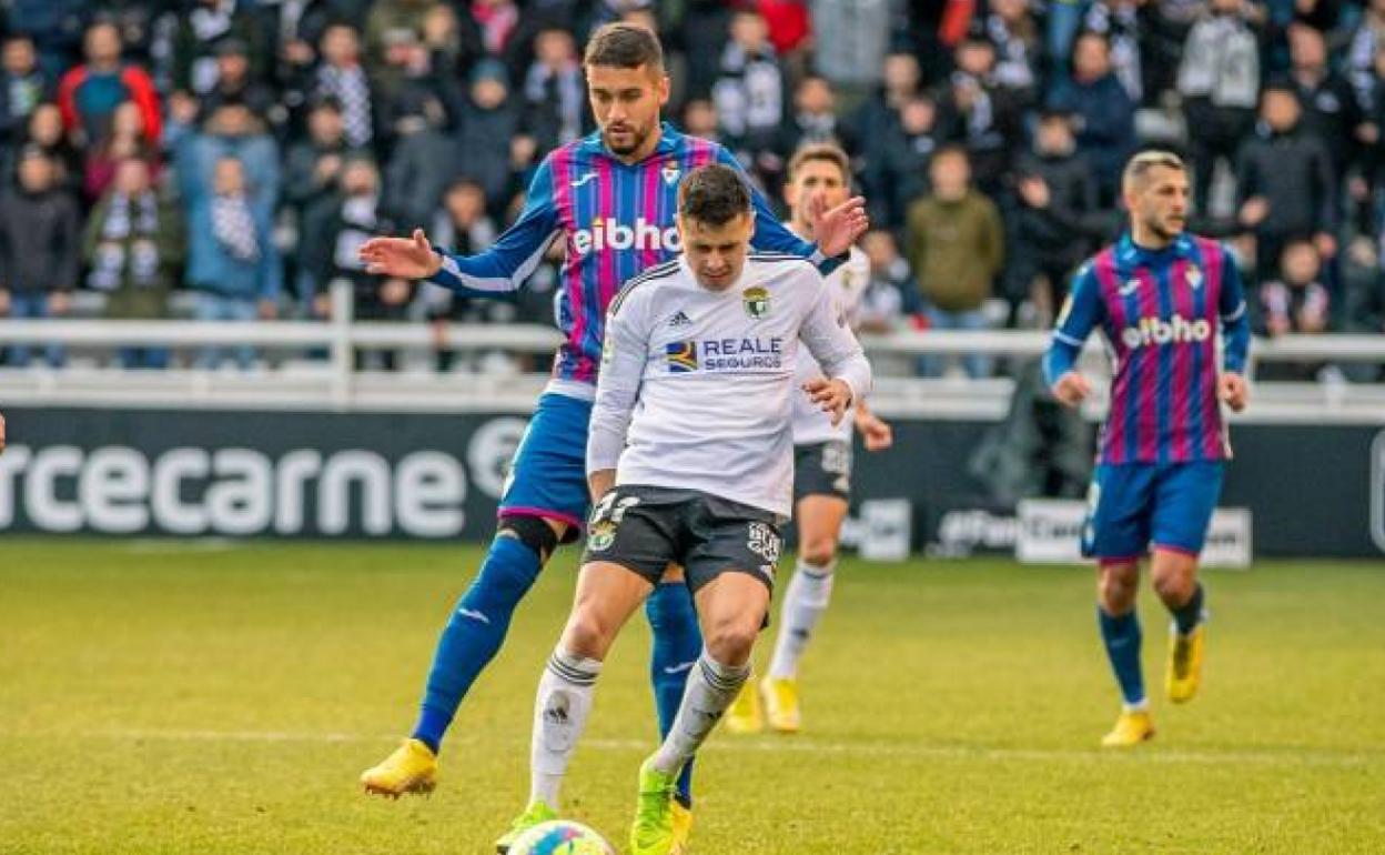 Gaspar Campos se resiente de su musculatura isquiotibial contra el Eibar. 