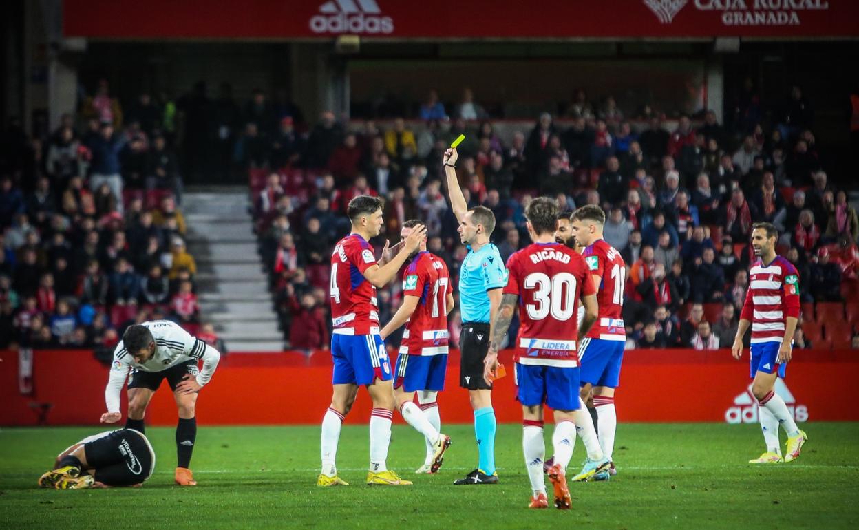 Miguel Rubio ve la amarilla por una entrada sobre Curro. 