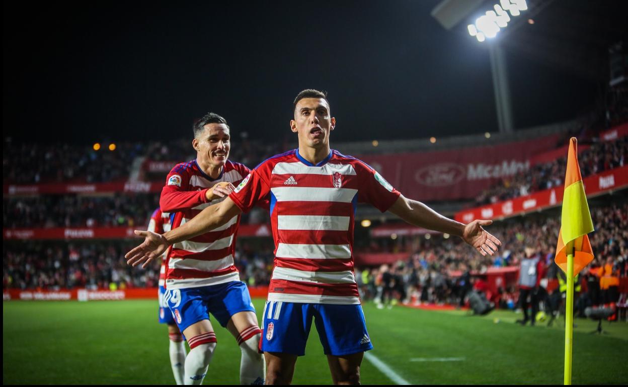 Uzuni celebra y Callejón le acompaña. 