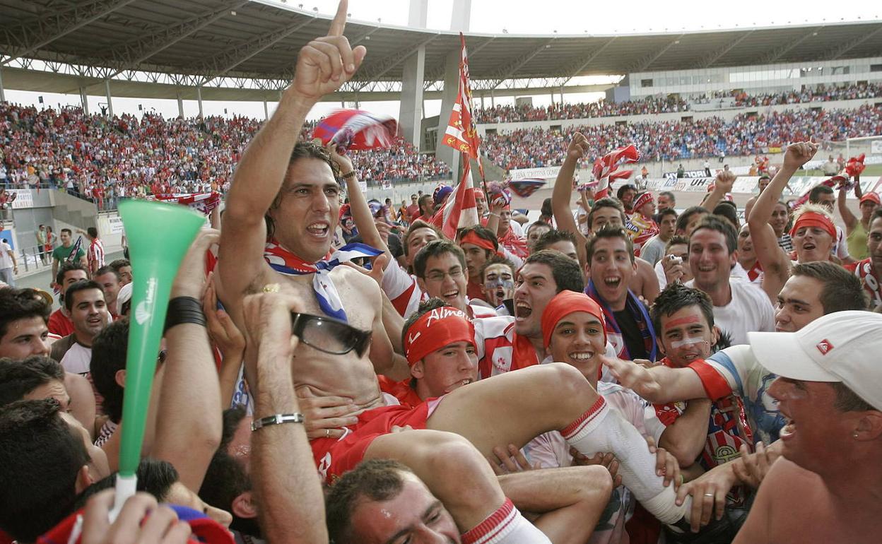 Ortiz es manteado tras el primer ascenso a Primera. 