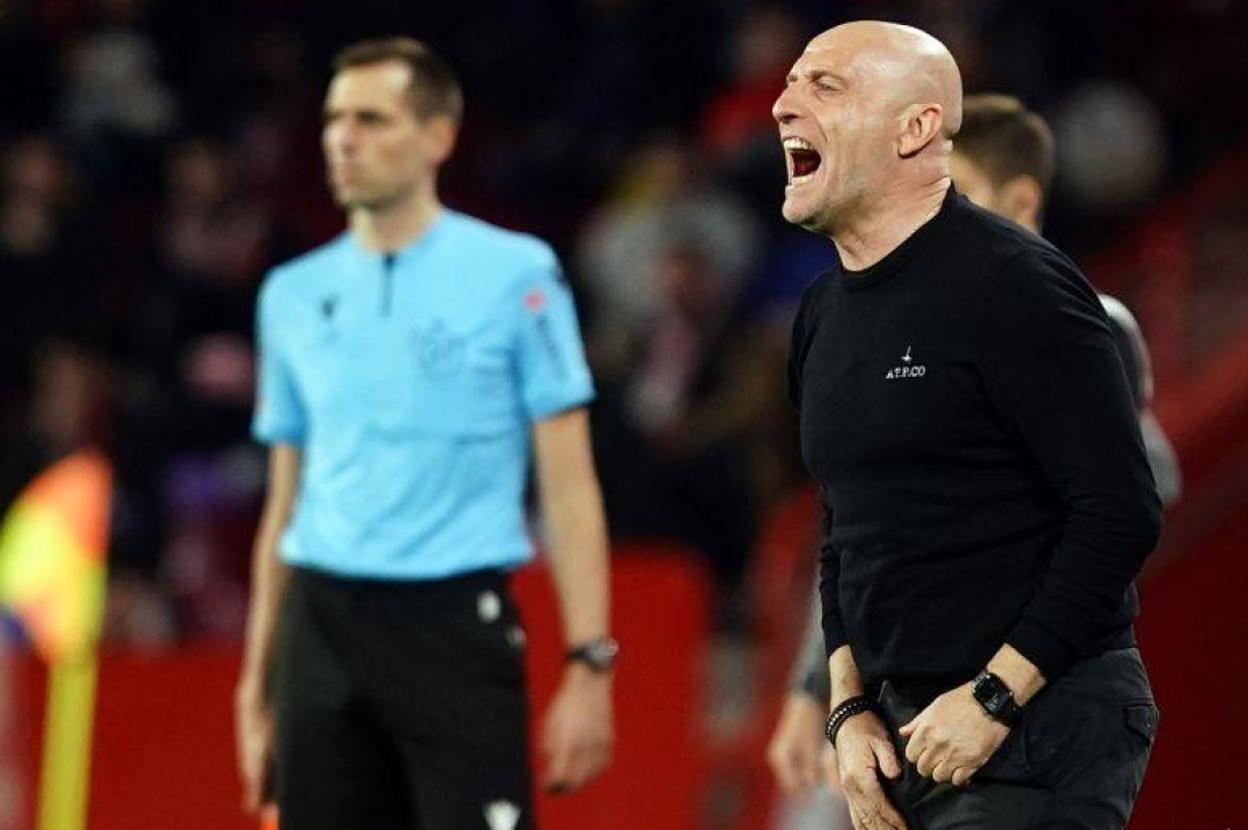 Julián Calero vocifera a los suyos durante el partido. 