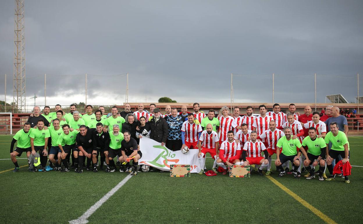 Los dos equipos de veteranos posan con Felipe Ortiz, homejeado hoy por su gran labor. 