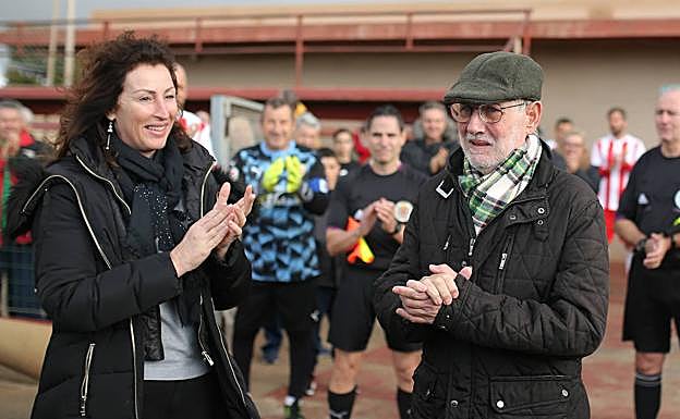 Imagen principal - Arriba, María del Mar Vázquez, alcadesa de Almería, comunica la concesión del Escudo de Oro de Almería a Felipe Ortiz. Abajo, a la izquierda, Gualda entrega una plaza en presencia de Ortiz Bernal, y a la derecha Juanjo Moreno reconoce la labor de Felipe. 