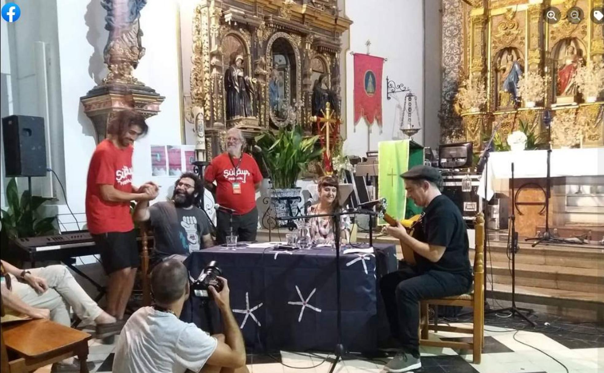 Grabación del programa de Radio 3 Discópolis, en el interior de la iglesia de Pampaneira.