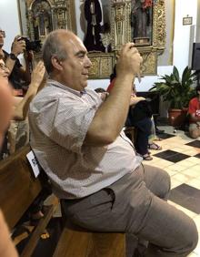 Imagen secundaria 2 - Iglesia de la Santa Cruz de Pampaneira vista desde el exterior. Actuación en 2018 del Festival Sulayr en el interior del templo. El hasta ahora párroco, don Alfonso.