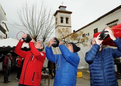 Imagen secundaria 1 - Centenares de personas celebran en Pórtugos la I Fiesta de la Matanza y Recuperación de Tradiciones