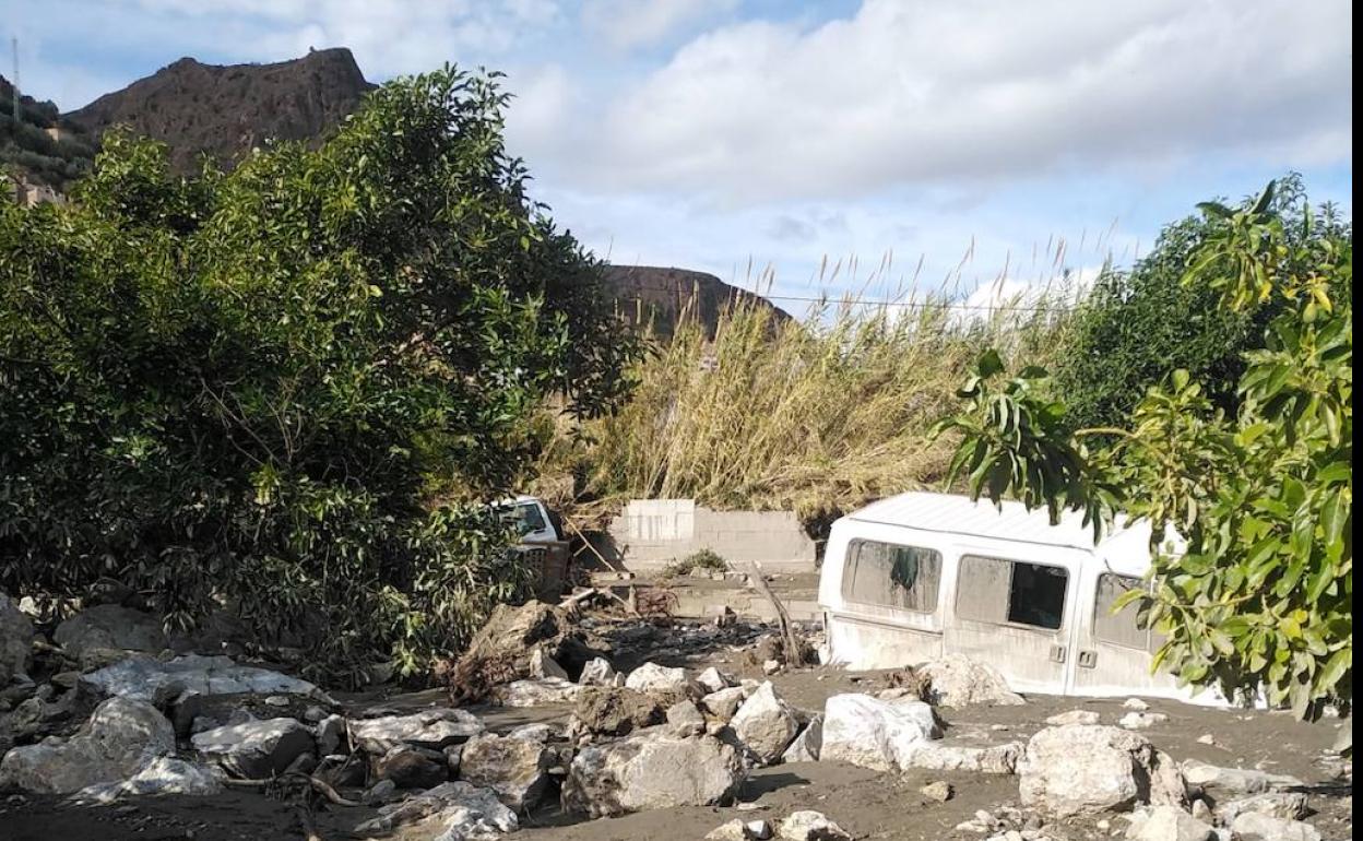 Vehículo sepultado por el deslave.