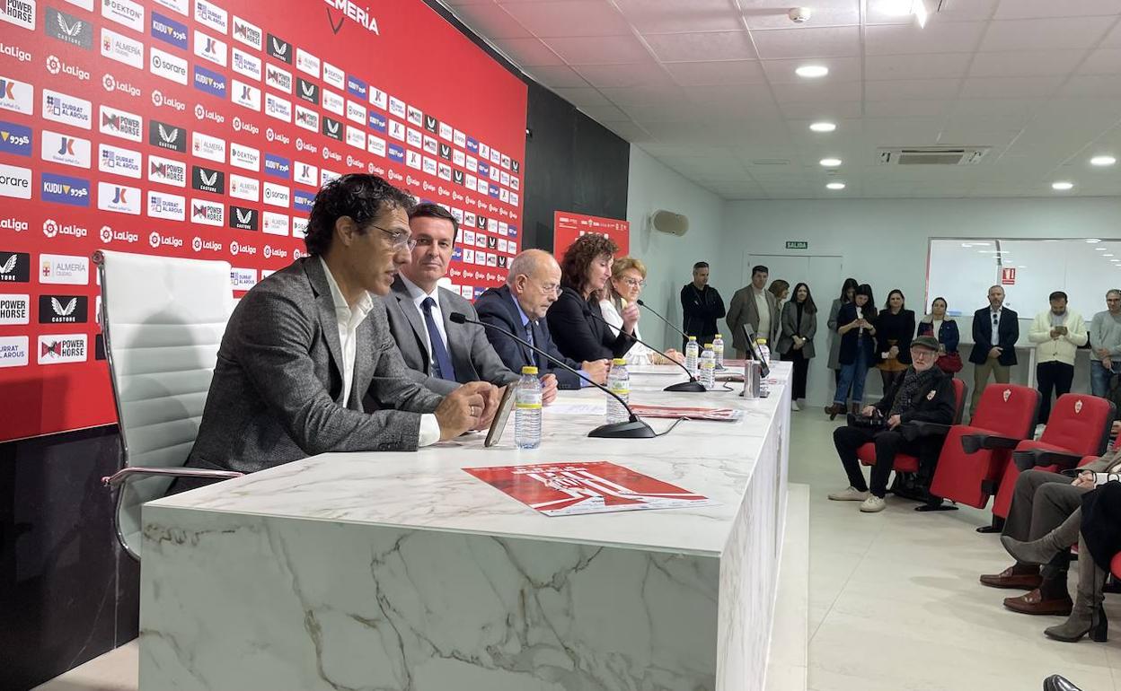 Ortiz Bernal, en la presentación de su partido homenaje, en una sala de prensa abarrotada. 