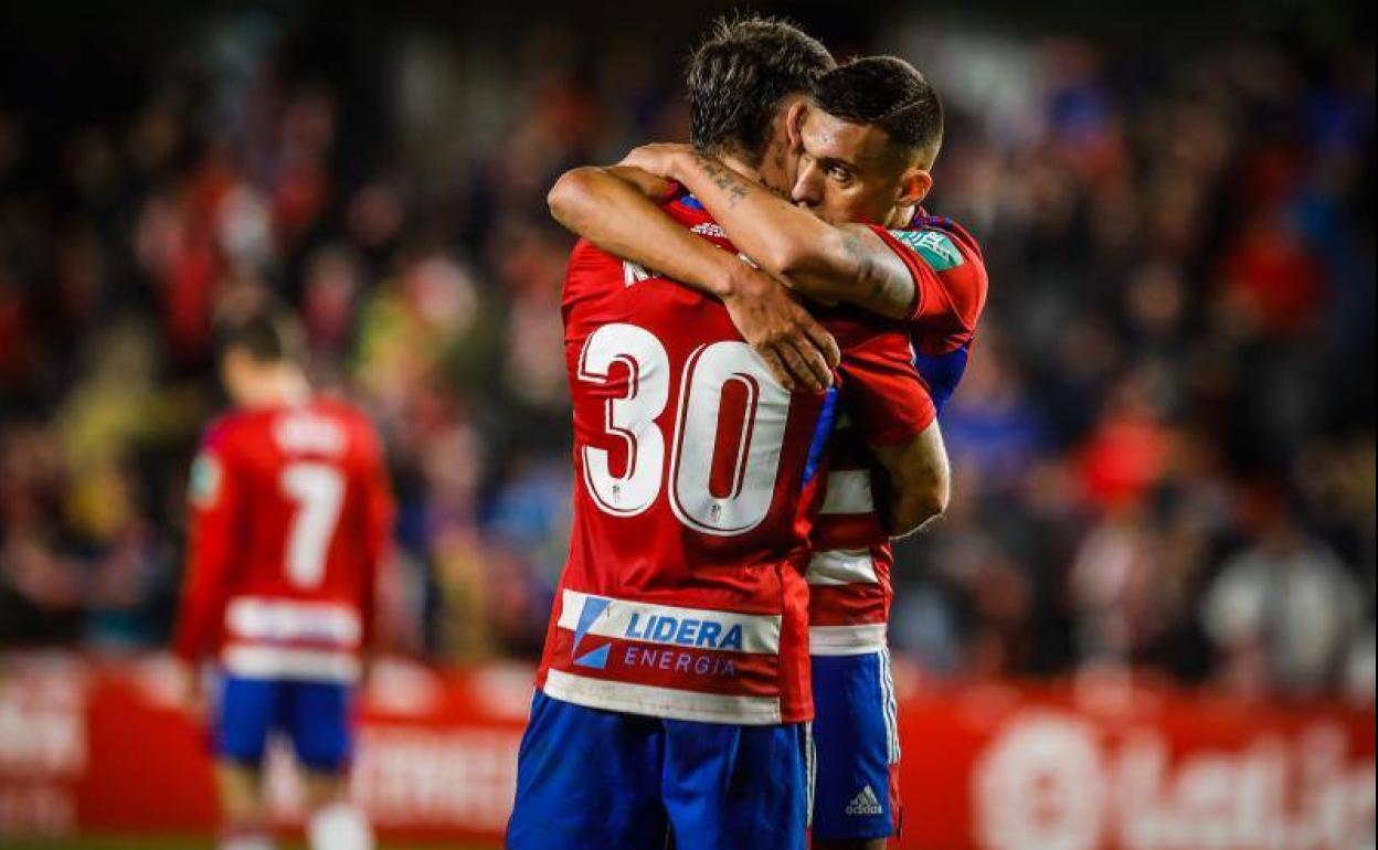 Myrto Uzuni y Ricard Sánchez se abrazan para celebrar el triunfo. 