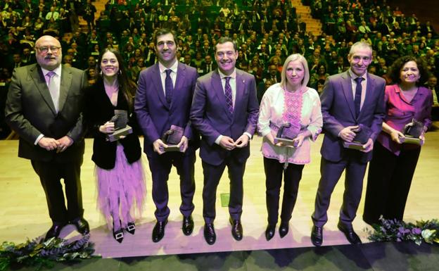 Los premiados con los IDEALES 2022 posan en el Palacio de Congresos.