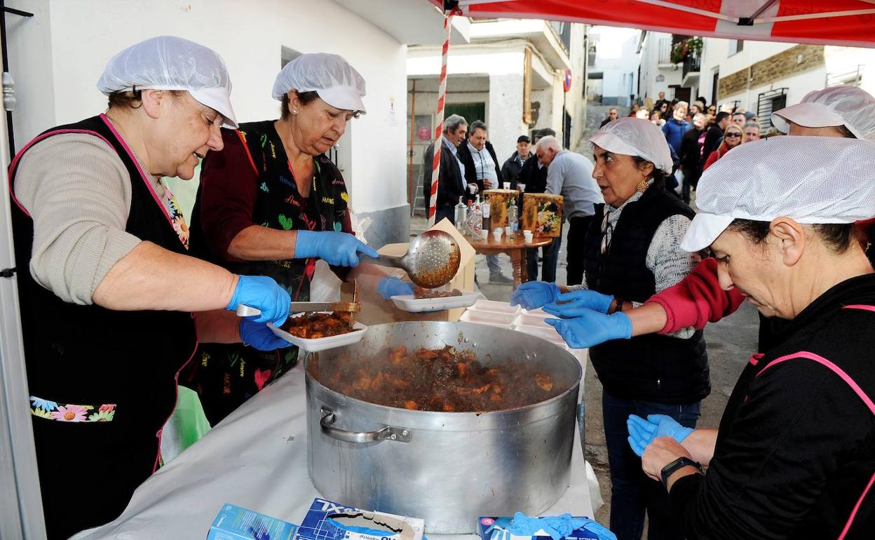 Centenares de personas celebran en Pórtugos la I Fiesta de la Matanza y Recuperación de Tradiciones