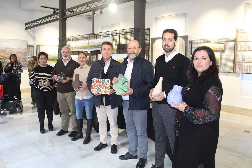 Rafael Ramos y Pedro Cámara junto a miembros del Colegio de Arquitectos de Jaén y de Cáritas. 