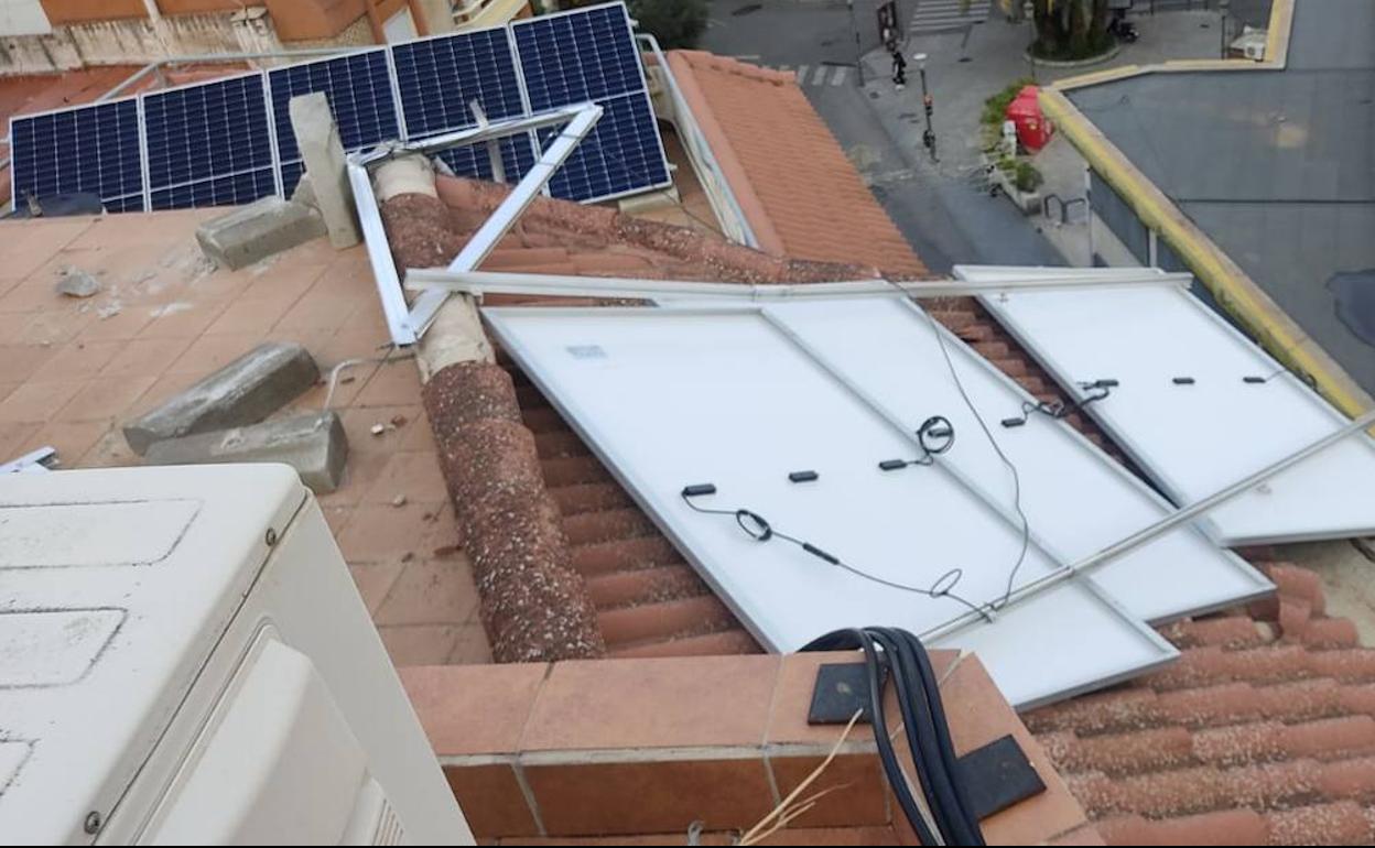 Caída de placas solares en un tejado de la capital. 