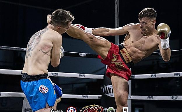 Imagen principal - Arriba, Alejandro Robles golpea a Dany Brady, en lucha por el título autonómico. Abajo, Sanfélix, Paco Flores, Manuel González y Mehdi Oulichki. 