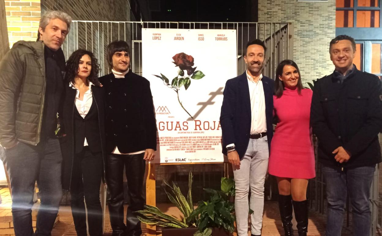 El alcalde de Huelma, el concejal de Cultura, el director del cortometraje y los actores y actrices protagonistas durante la presentación de Aguas Rojas. 