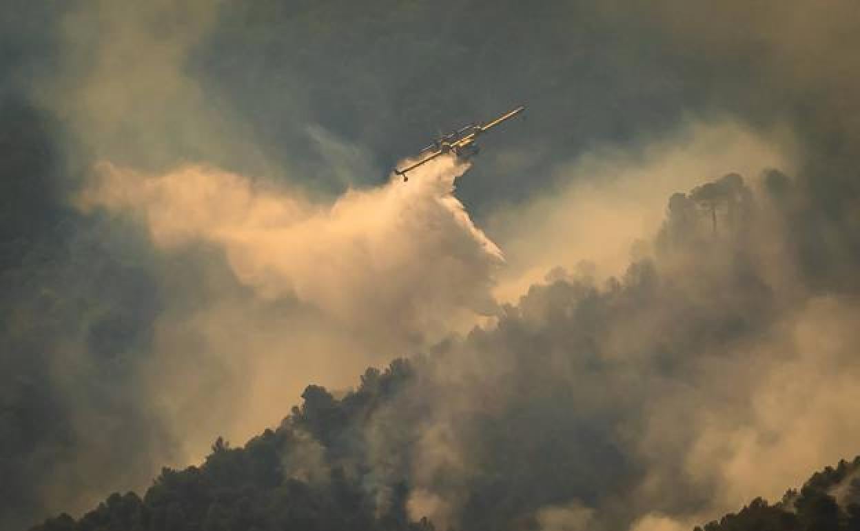 Un avión del Infoca echa agua sobre el fuego declarado en la Sierra de Los Guájares el pasado mes de septiembre.