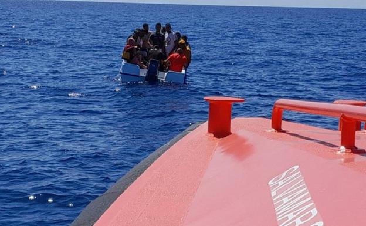 Tribunales en Almería | Condenan a dos hombres por patronear una patera con diez personas a bordo desde Argelia