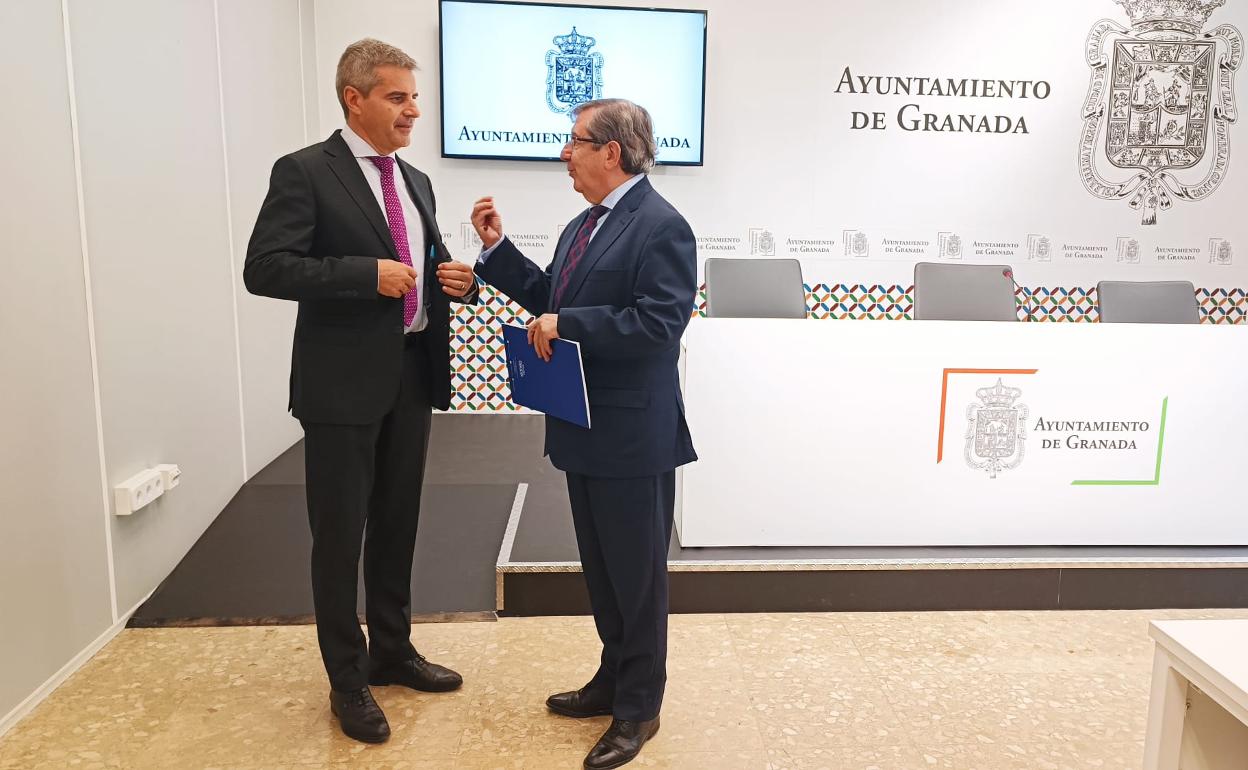 César Díaz y Luis González este martes en el Ayuntamiento de Granada. 