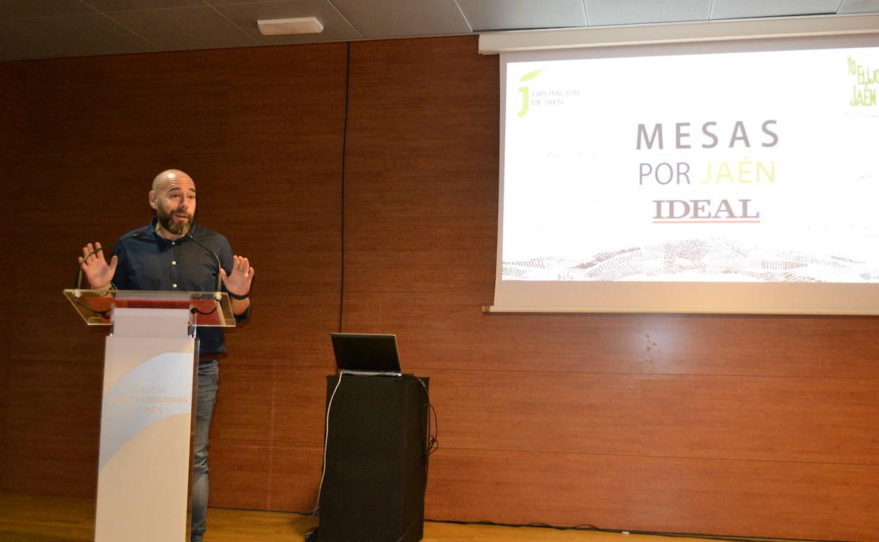 Ángel Llavero con la palabra. 