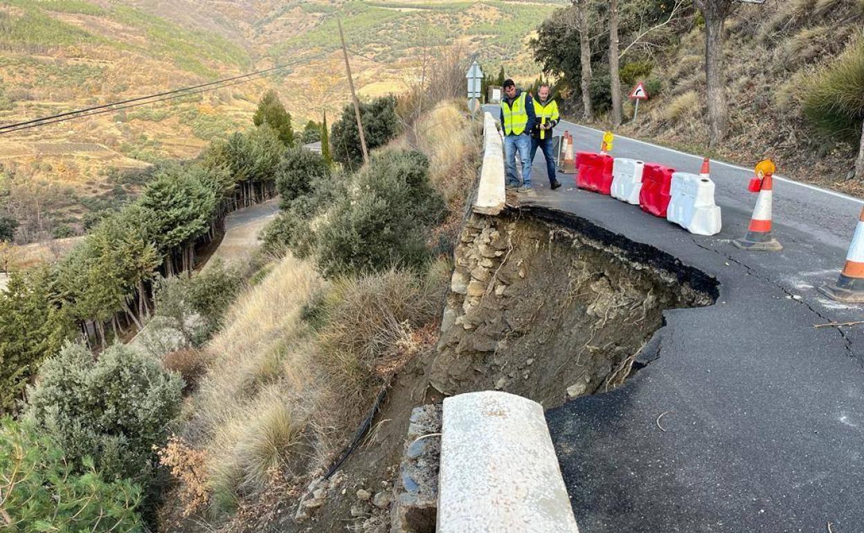 Así ha quedado la carretera hundida en el término municipal de Trevélez. 