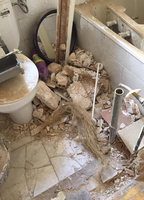 Imagen - Así quedó una de las estancias de la vivienda tras la marcha de los 'okupas'.