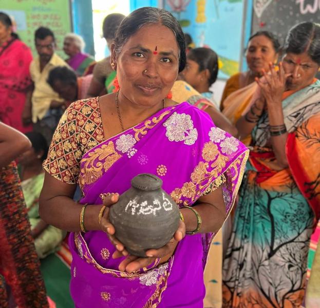 Una de las mujeres de La India con la hucha de la fundación Vicente Ferrer. 