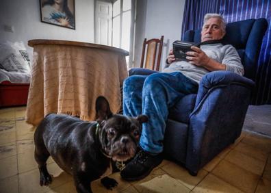 Imagen secundaria 1 - El matrimonio hace vida en su casa en ruinas.