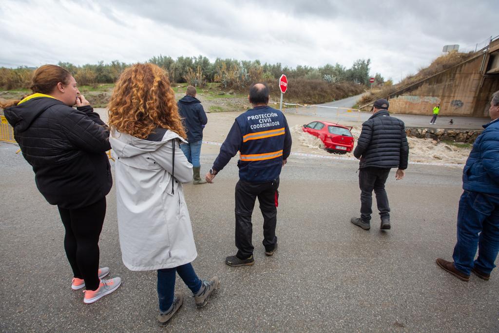 Intervención para sacar un coche arrastrado por el río Dílar