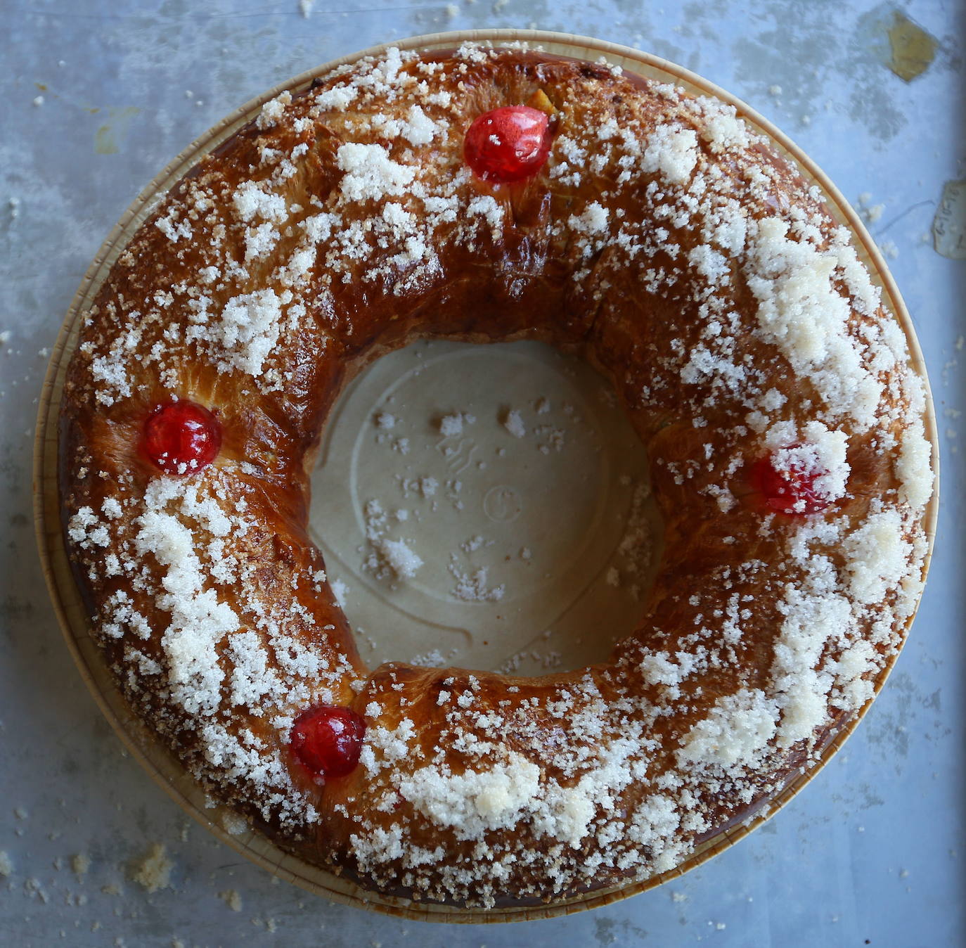 Imagen secundaria 2 - Un profesional de la Panadería San José de Granada y el obrador de Casa Isla. 