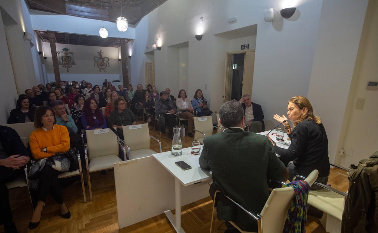 El público siguió con suma atención la conferencia. 