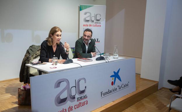 Carmen Posadas y el subdirector de IDEAL, Quico Chirino, durante al acto. 